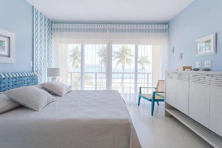 27. Quarto de casal azul e branco decorado em tons pastéis – Foto: Fernanda Podolsky