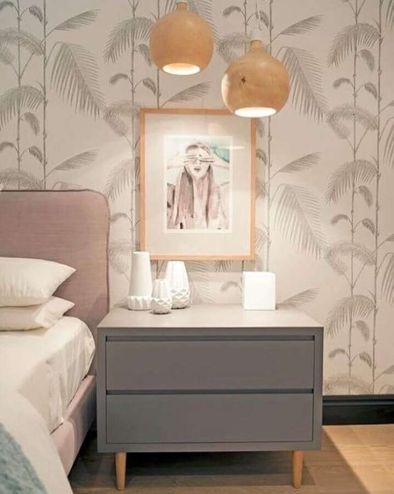 29. Decora&ccedil;&atilde;o tons past&eacute;is para quarto moderno com papel de parede e criado mudo cinza &ndash; Foto: Archtime