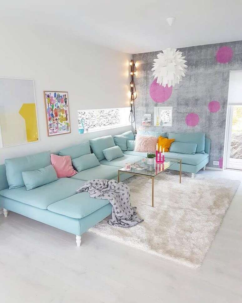 31. Decoração em tons pastéis para sala de estar moderna com sofá grande e tapete felpudo – Foto: Pinterest
