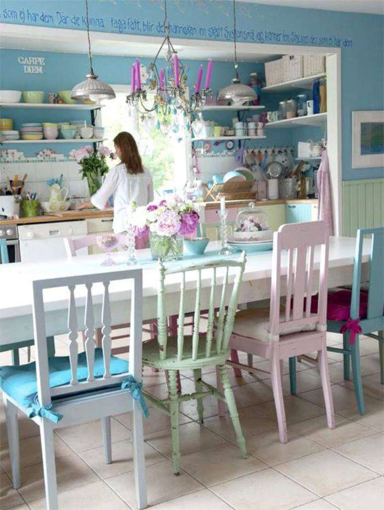 51. As cadeiras da copa mostram que &eacute; poss&iacute;vel usar tons pasteis em qualquer lugar da casa.