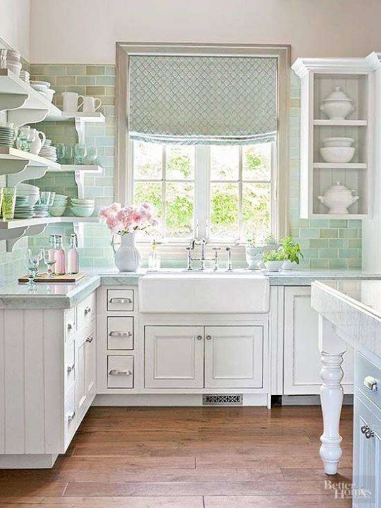 54. Toda branca, a cozinha com ares antigos recebe azulejos pequenos e em tons pasteis.