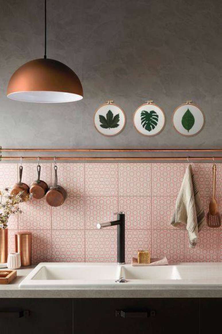 55. Os azulejos antigos em tons pasteis de rosa ficam modernos com acabamento em cimento queimado.