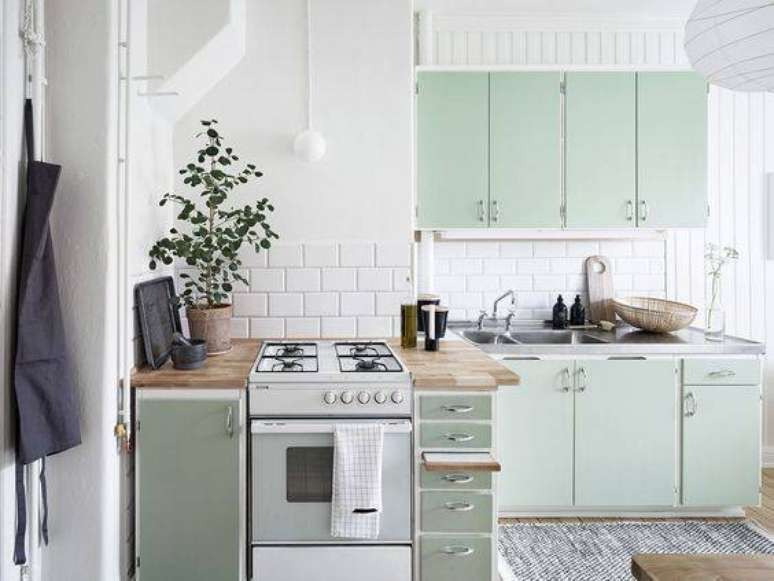 57. A configuração inusitada da cozinha é reforçada com os armários em verde pastel.