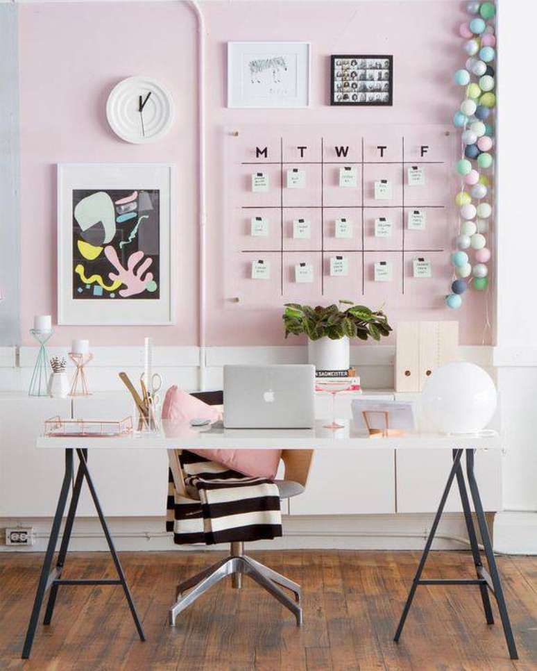 60. Outro home office com parede-mural em tom de rosa pastel.