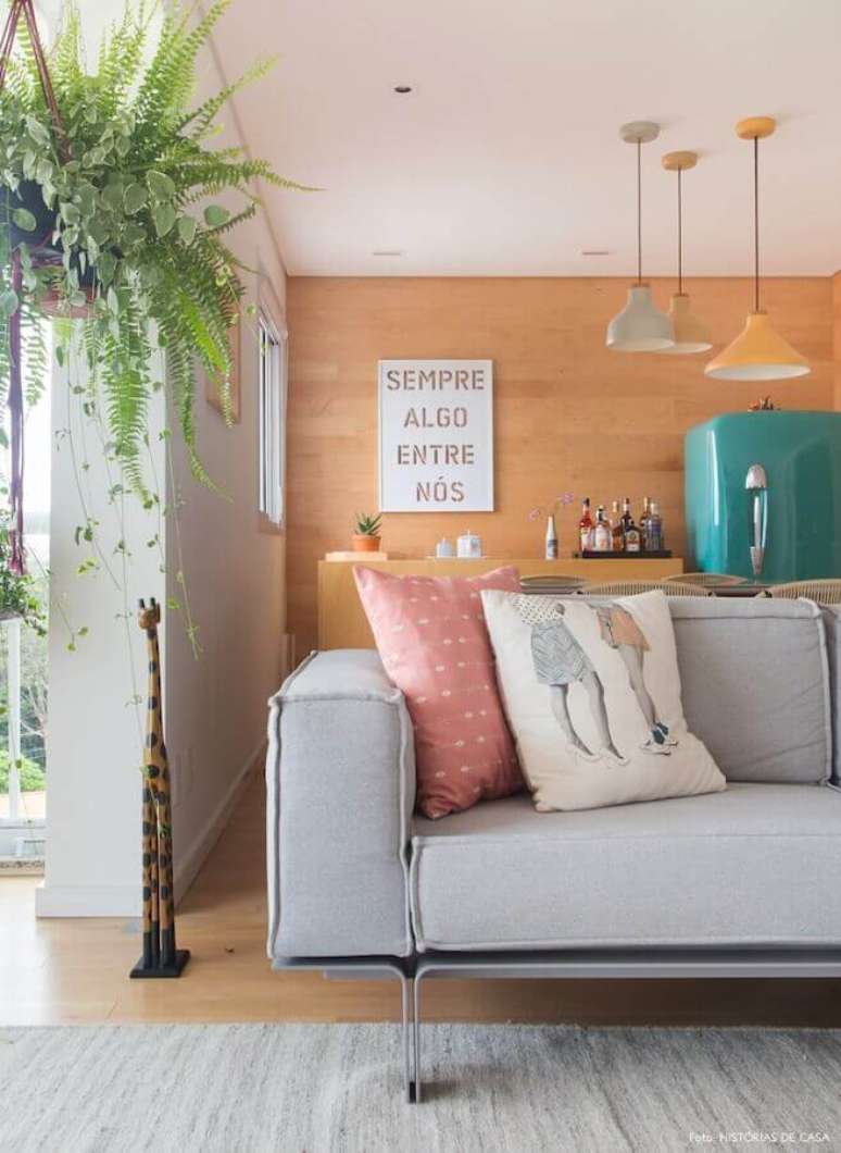 36. Coloque tons pastéis nos detalhes da decoração da sua sala de estar moderna – Foto: Histórias de Casa