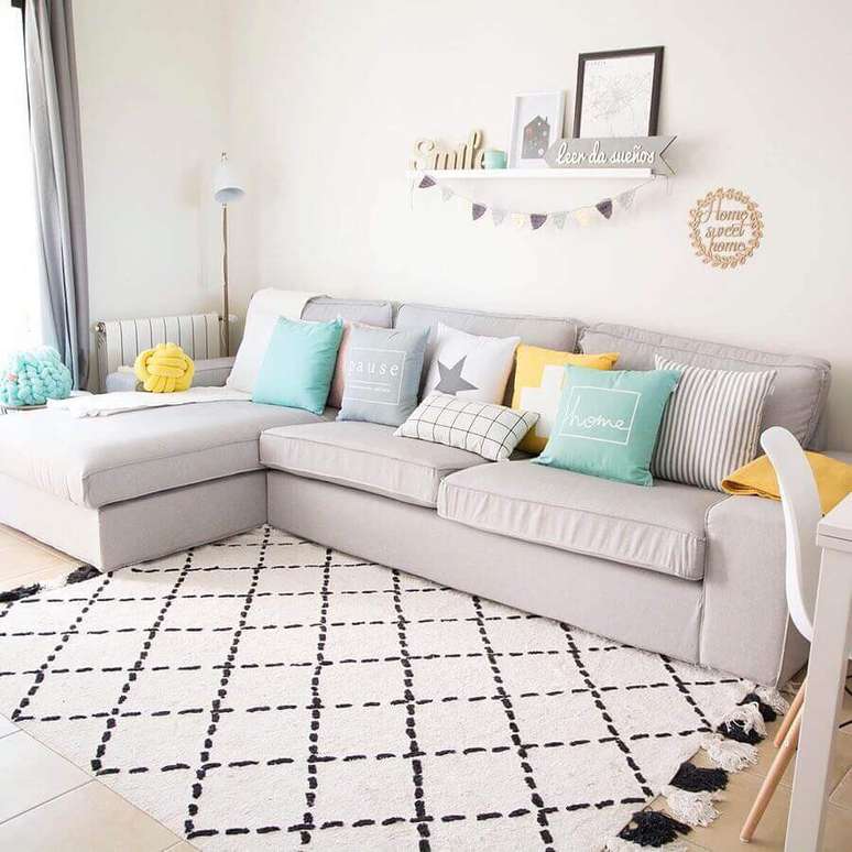 43. Aqui os tons past&eacute;is foram usados nas almofadas para o sof&aacute; cinza grande &ndash; Foto: Ines Torres