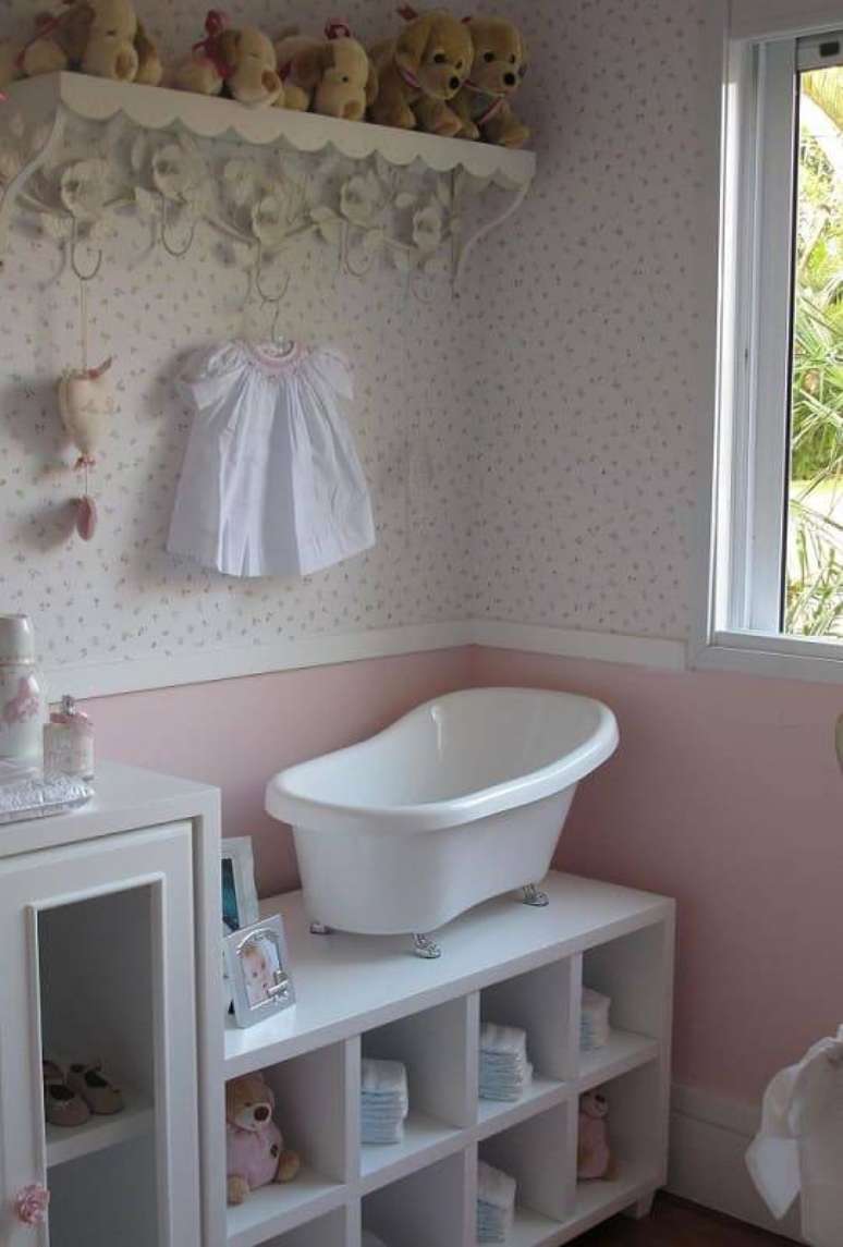 3. Cantinho do quarto de bebê com parede em tons pasteis. Projeto por Battaglia Arquitetura.