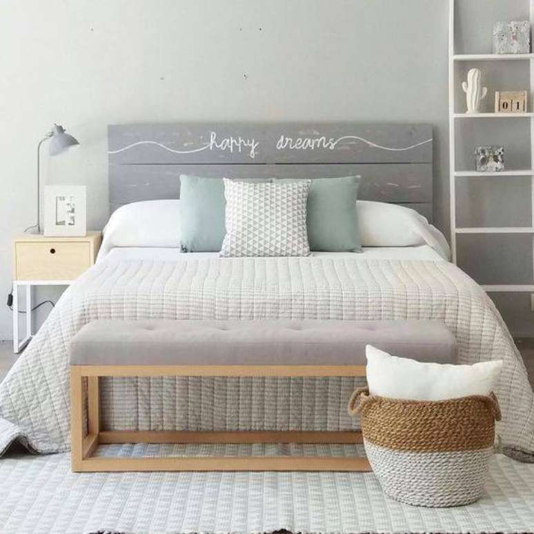 70. O quarto de casal com predomin&acirc;ncia cinza tem almofadas em tons pasteis para suavizar.