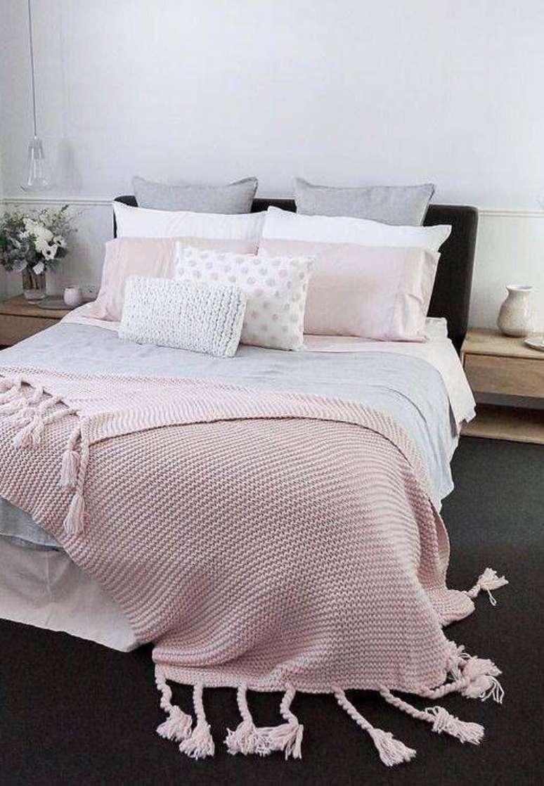 71. O rosa pastel combinado com o cinza comp&otilde;e um quarto de casal aconchegante.