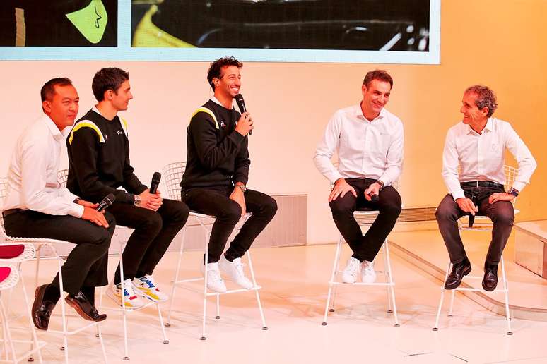 Mia Sharizman, Esteban Ocon, Daniel Ricciardo, Cyril Abiteboul e Alain Prost / Foto: Renault Sport F1