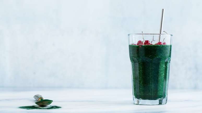 Smoothie de frutas verdes com spirulina havaiana e groselhas