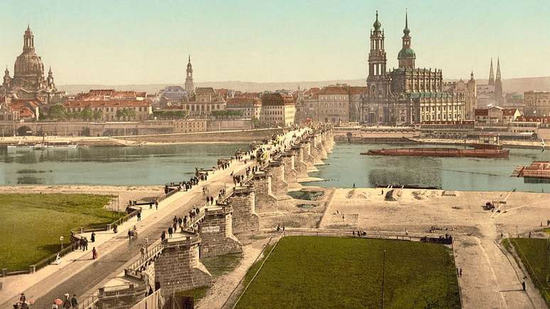 Imagem de Dresden de 1900 retrata diversos monumentos que foram seriamente destruídos nos bombardeios