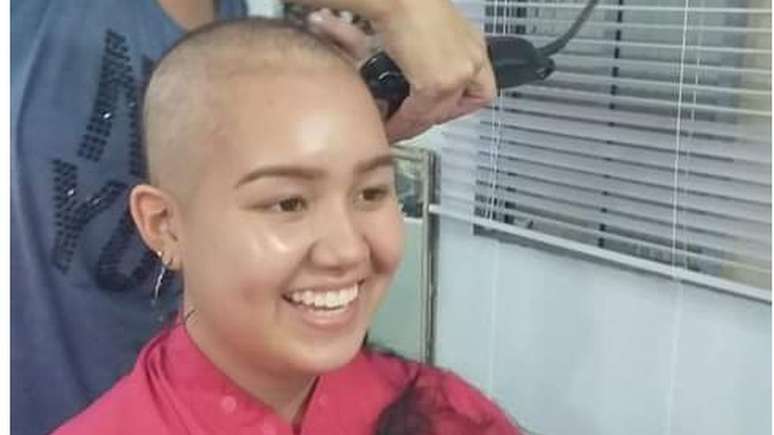 Durante tratamento contra o câncer, jovem teve de raspar o cabelo