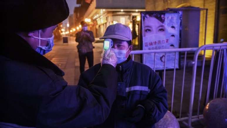 Trabalhador chinês tem temperatura medida