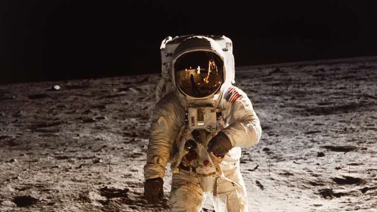Buzz Aldrin andando na Lua, em 20 de julho de 1969; Nasa pretende voltar à superfície lunar em 2024