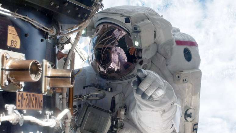 Astronauta americano Mike Fossum em trabalho de manutenção na Estação Espacial Internacional; profissionais passam por extenso treinamento para chegar lá