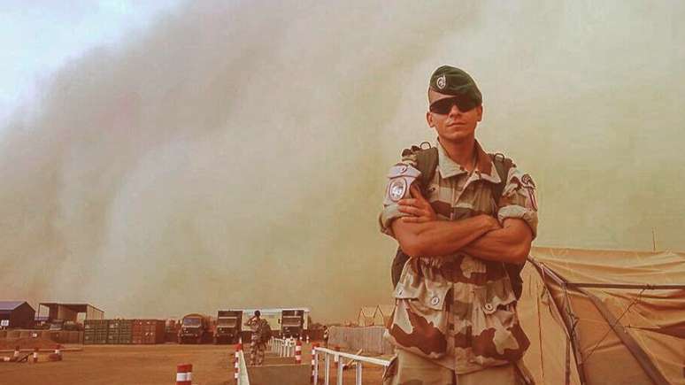 Edes fez parte da Legião Estrangeira francesa e passou um tempo no Mali