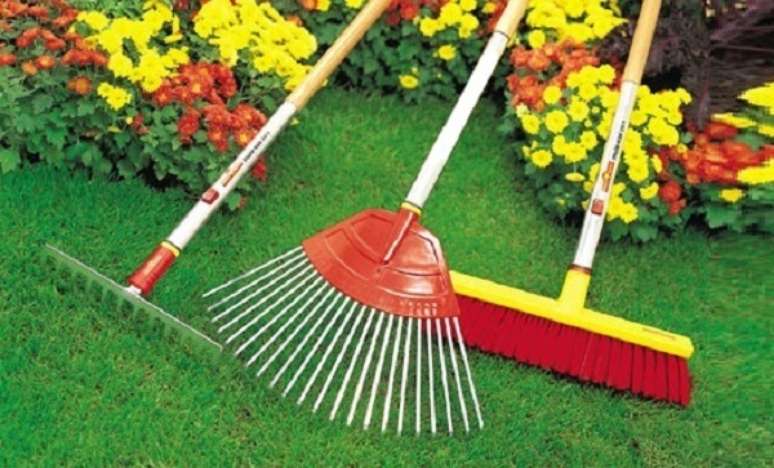 23- O ancinho e as vassouras finalizam o trabalho de limpeza de jardinagem. Fonte: Jardineiro em BH