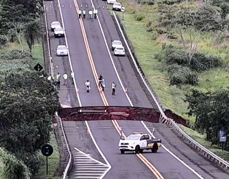 Uma cratera se abriu de um lado ao outro da rodovia Leonor Mendes de Barros (SP-333), na região de Marília. Os reparos podem levar 30 dias