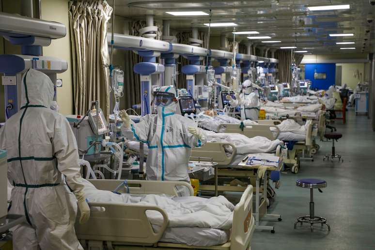 Pacientes infectados com o novo coronavírus são tratados em hospital em Wuhan, na província de Hubei
06/02/2020
China Daily via REUTERS