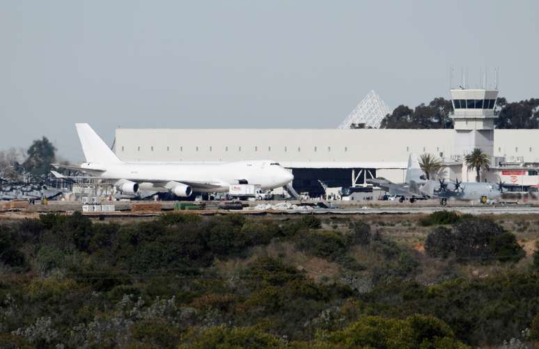 Passageiros desembarcam em San Diego depois de serem retirados da cidade chinesa de Wuhan, epicentro do surto do novo coronavírus
05/02/2020 REUTERS/Denis Poroy