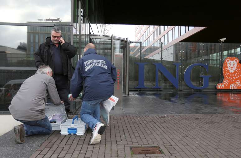 Investigadores forenses são vistos do lado de fora de edifício do ING onde uma carta suspeita foi encontrada, em Amsterdã
13/02/2020
REUTERS/Eva Plevier