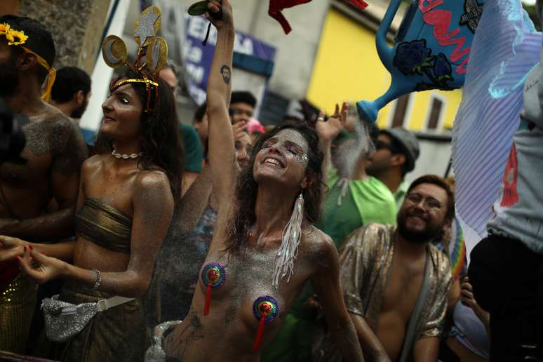 Foliões participam de bloco de Carnaval no Rio de Janeiro
02/03/2019 REUTERS/Pilar Olivares