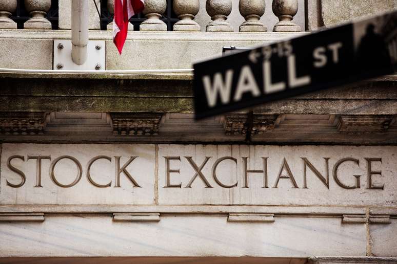 Placa da Wall Street em frente à Bolsa de Nova York
08/05/2013
REUTERS/Lucas Jackson/File Photo