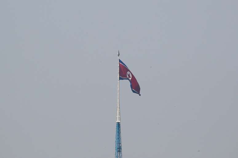 Bandeira da Coreia do Norte
30/09/2019 REUTERS/Kim Hong-Ji