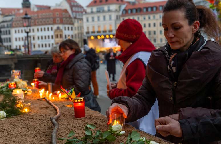 Pessoas acendem velas para lembrar v&iacute;timas de bombardeio em Dresden durante a Segunda Guerra Mundial
13/02/2020 REUTERS/Matthias Rietschel
