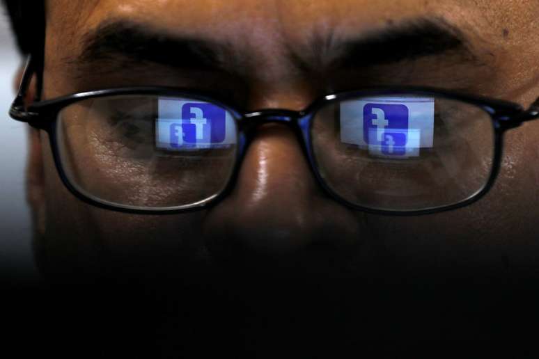 Logotipo do Facebook refletido em óculos de leitor. 1/4/2019. REUTERS/Akhtar Soomro