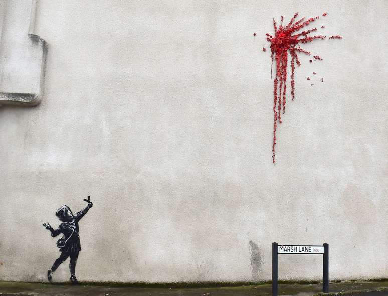 Mural atribuído a artista Banksy em Marsh Lane, Bristol 13,/2/2020 REUTERS/Rebecca Naden   