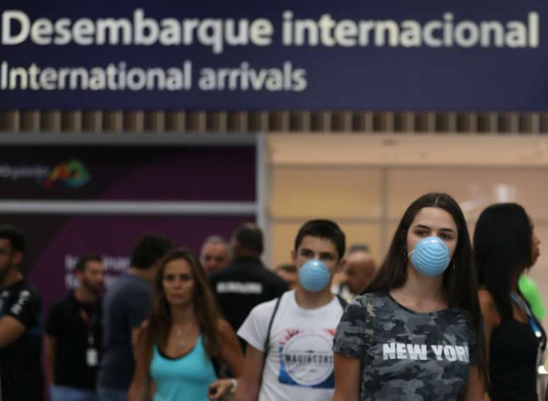 Passageiros usando máscaras chegam ao aeroporto Tom Jobin, no Rio de Janeiro
07/02/2020
REUTERS/Pilar Olivares