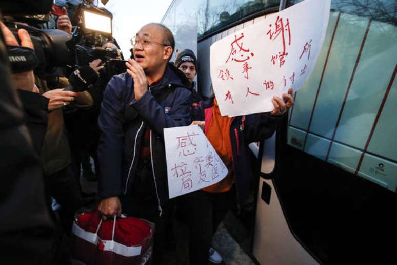 Turistas chineses deixam o Instituto Lazzaro Spallanzani, em Roma