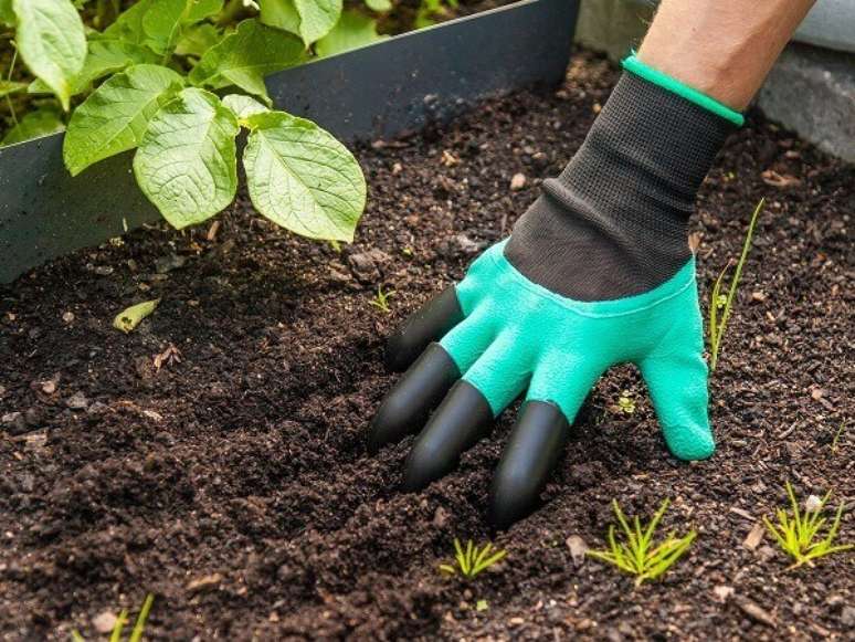 20- As luvas ajudam a evitar poss&iacute;veis acidentes e protegem a m&atilde;o nas atividades de jardinagem. Fonte: CoolStuff