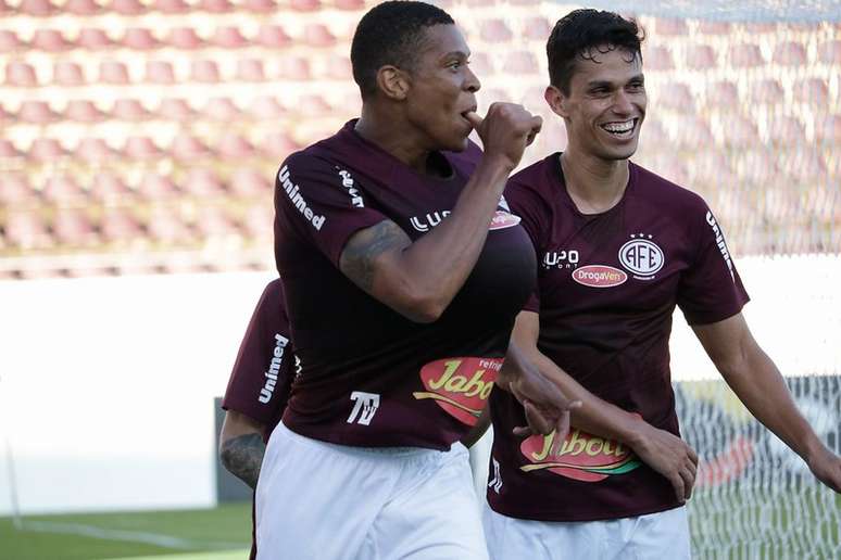 Hygor comemorando o segundo gol da Locomotiva (Foto: Divulgação/Ferroviária)