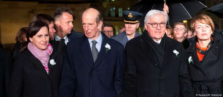 Presidente Steinmeier (à dir.) e príncipe Edward do Reino Unido participam de corrente humana em Dresden