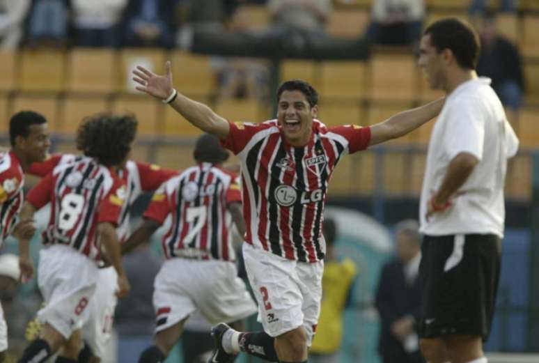 Cicinho marcou gol na goleada por 5 a 1 sobre o Corinthians em 2005 (Foto: Reginaldo Castro/Lancepress!)
