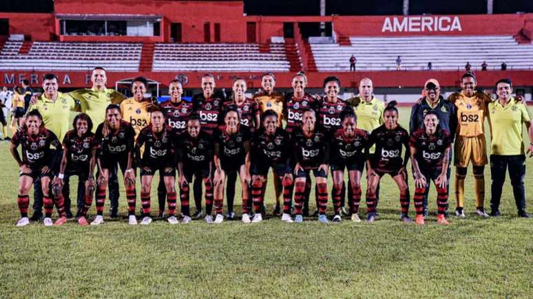 Equipe feminina do Fla já estreou o uniforme com BS2 estampado (Foto: Marcelo Cortes / Flamengo)