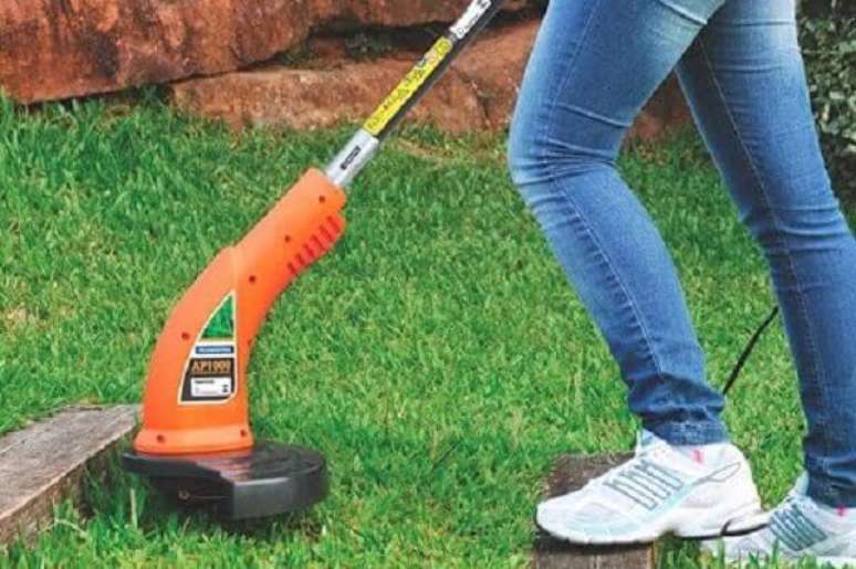 5- Aparador de grama port&aacute;til &eacute; muito leve e f&aacute;cil de usar. Fonte: Tramontina