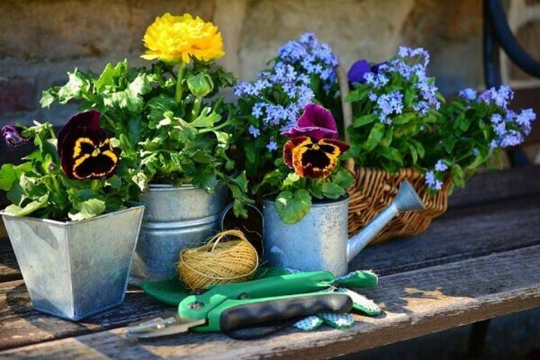 16- Utilize regadores para criar vasos decorativos e completar o seu trabalho de jardinagem. Fonte: Immobiliare.it