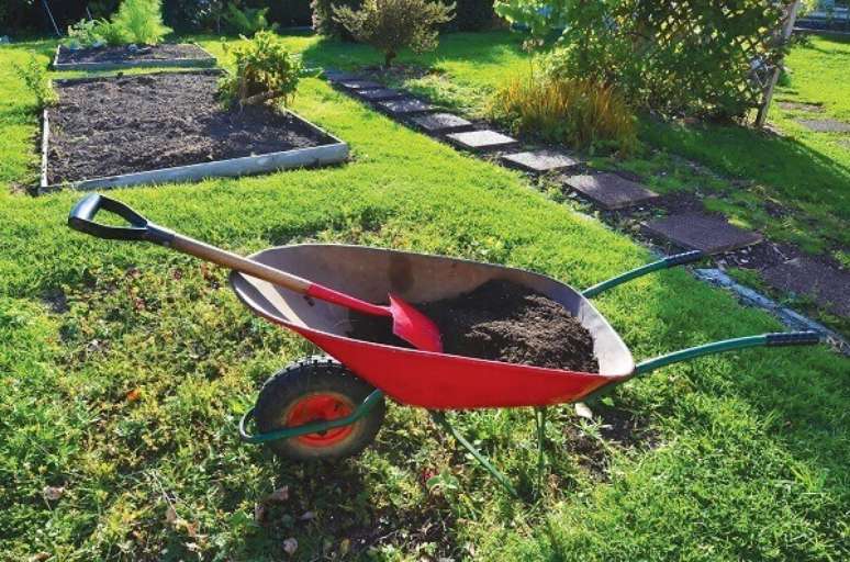 38- Use o carrinho de mão na jardinagem para movimentação de terra. Fonte Pinterest