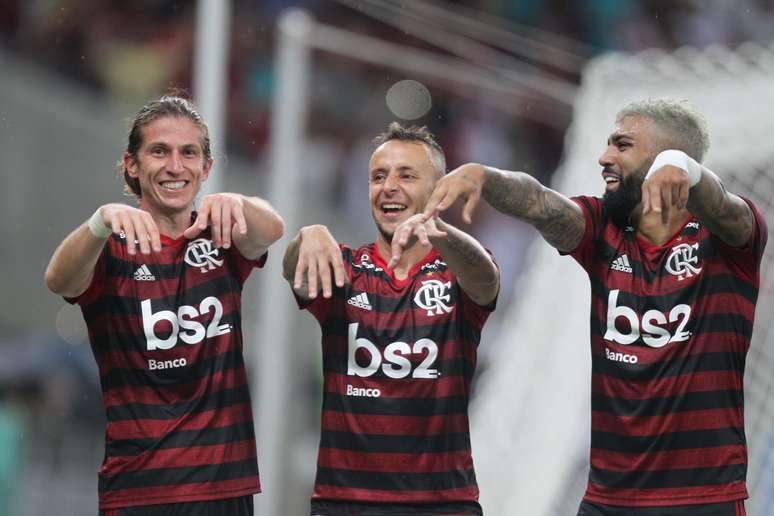 Jogadores do Fla comemoram gol de Filipe Luís.