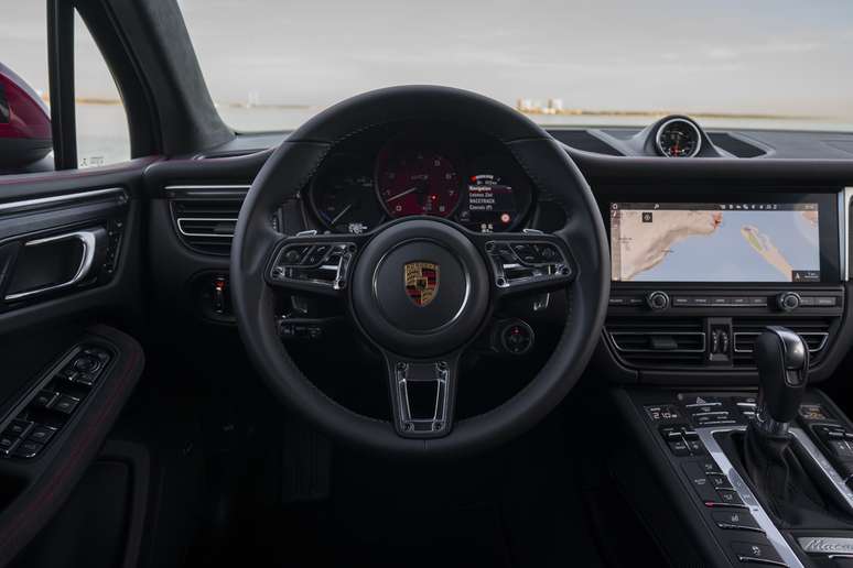 O interior traz a esportividade dos GTS da Porsche.