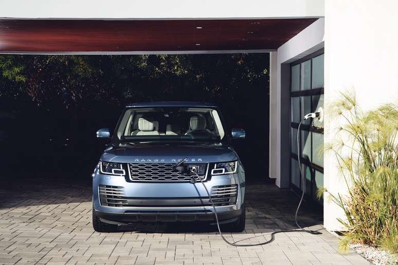 Range Rover PHEV recarregando na garagem: autonomia el&eacute;trica de 48 km.