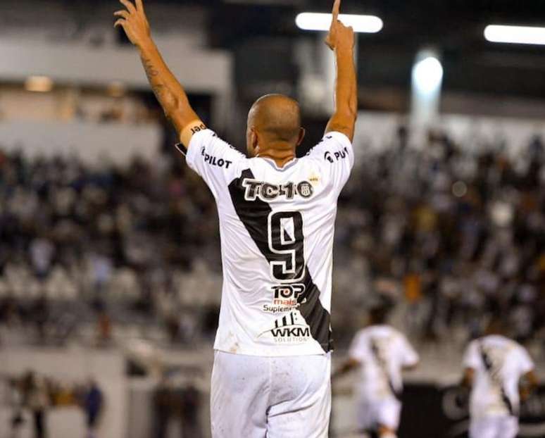 Roger fez o gol da vitória da Ponte Preta sobre o Novo Hamburgo (Foto: Divulgação)