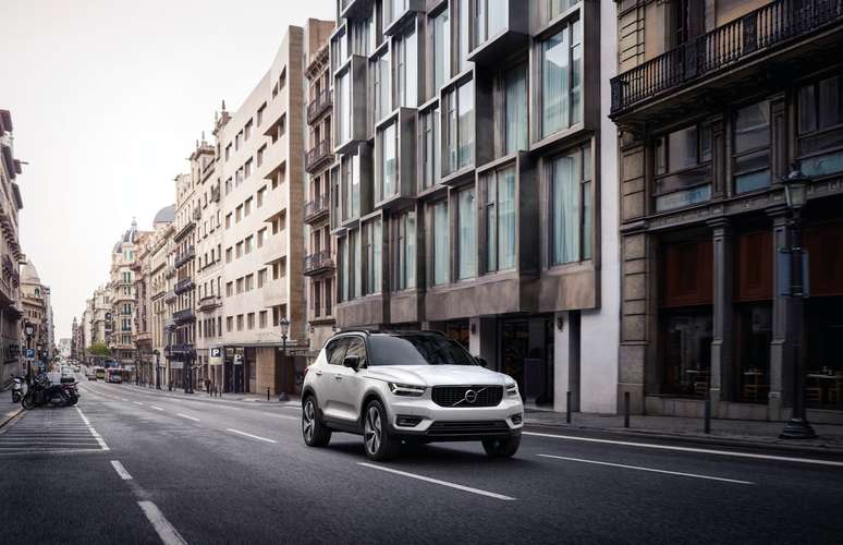 O XC40 híbrido plug-in está em pré-venda por R$ 229.950.