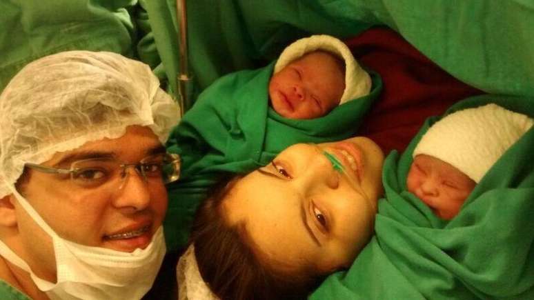 Ellen e Willams em maio de 2014, no nascimento das gêmeas: na época, casal não desconfiava que filhas tinham síndrome de Down