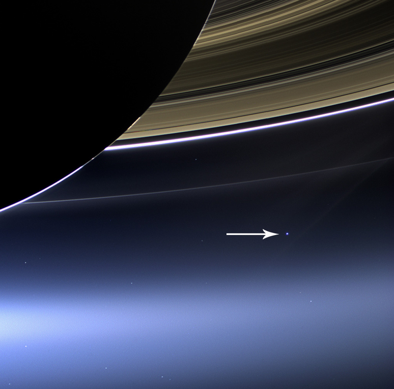 A sonda Cassini fez sua própria versão, em 2013, com Saturno em primeiro plano