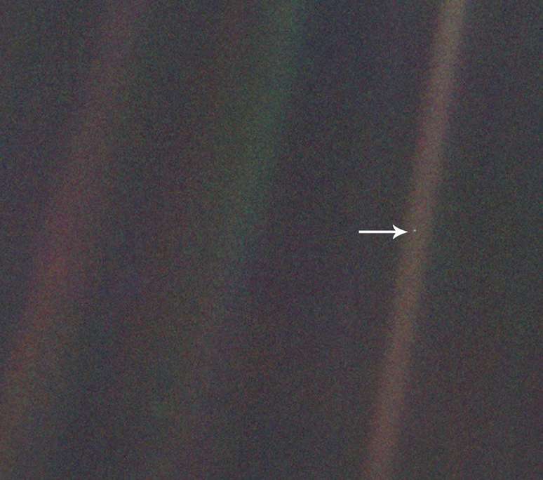 A imagem original (acima) foi feita a uma distância de 6 bilhões de km da Terra